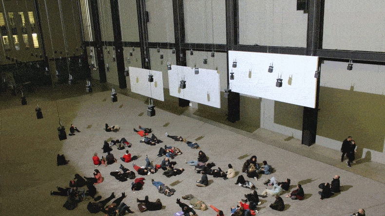 Die wechselnden Installationen in der Eingangshalle des Tate Modern machen jeden Besuch einzigartig. Hier liegen die Besucher auf dem Boden und verfolgen die Lichtspiele an der Decke.