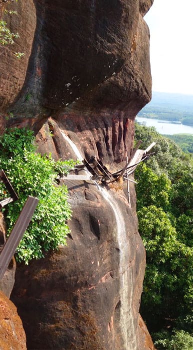Kaputte Wege am Wat Phu Tok