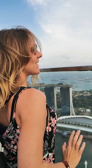 TUI Bloggerin Lydia blickt von der Bar 1-Altitude auf Singapur