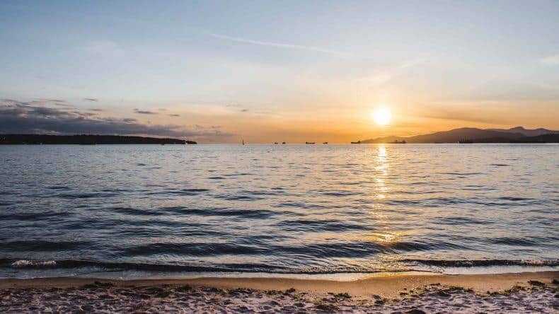 Die English Bay ist einer der belieb testen Treffpunkte für einen Sundowner