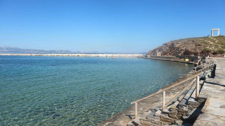 In Naxos: Das azurblaue, kristallklare Wasser findet sich hier überall auf den Kykladen