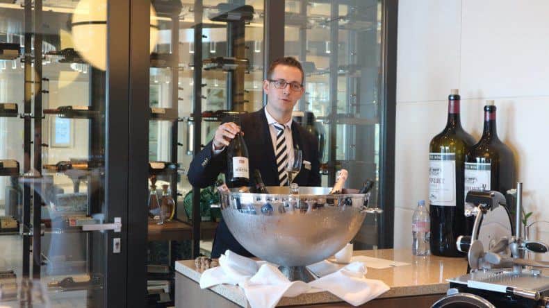 Sommelier Markus Alegre Galan erklärt uns beim Champagner Tasting auf der MS EUROPA 2 wie Champagner hergestellt wird.