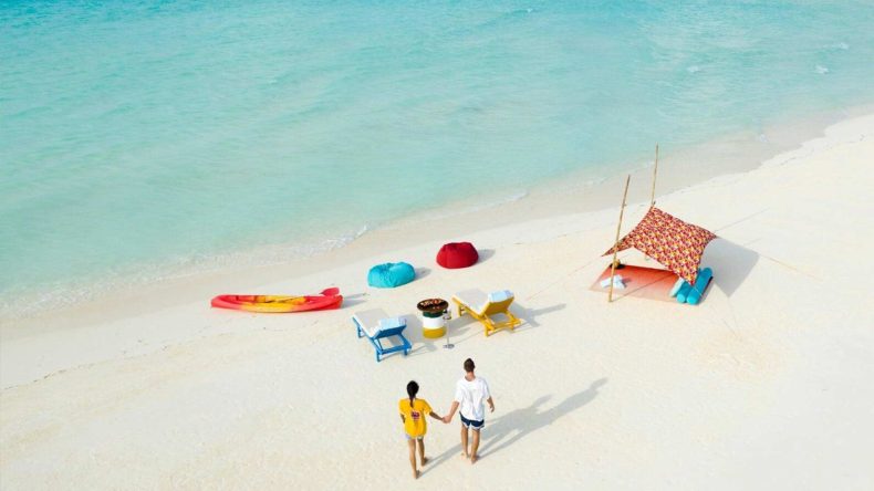 Paar am Strand vom LUX* South Ari Atoll