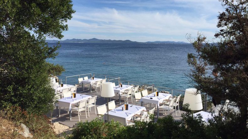 Einer meiner Lieblingsplätze im Urlaub: Das Restaurant Bracera mit traumhafter Sicht aufs Meer