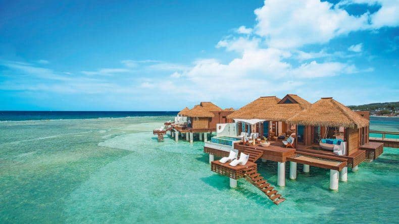 Wasserbungalows im Sandals Royal Caribbean Resort and Private Island in Jamaica