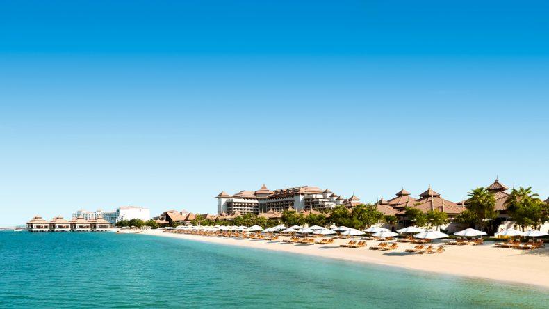 Einer der schönsten Dubai Strände befindet sich auf der Palme: Der Hotelstrand vom Anantara Dubai The Palm Resort and Spa