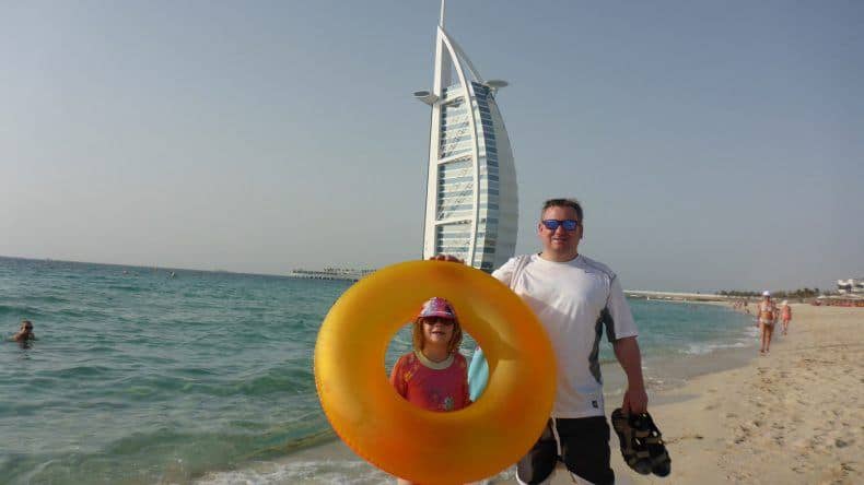Andreas mit seiner Tochter am Strand in Dubai
