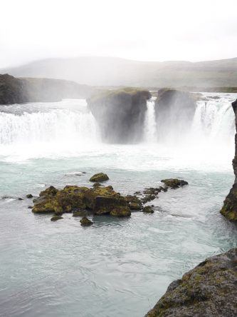 Goðafoss ist einer der bekanntesten Wasserfälle bei Akureyri