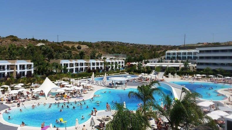 Der Pool des Princess Andriana Resort & Spa