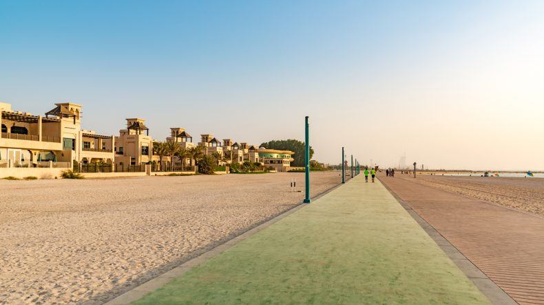 Eine Joggingstrecke und Promenade verbindet fast alle Dubai Strände miteinander. (Richard Yoshida/Shutterstock.com)