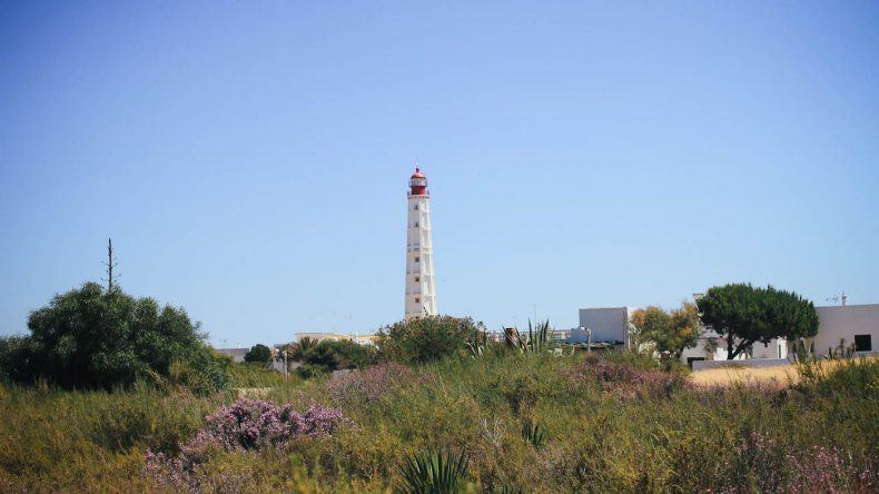 Der Leuchtturm Farol de Santa Maria kann man von der ganzen Insel aus sehen