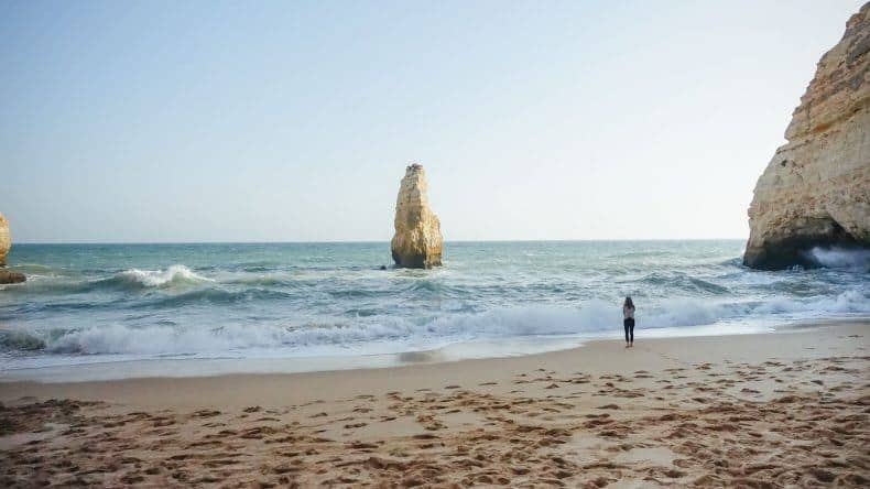 Die Praia do Carvalho liegt versteckt zwischen den Felsen