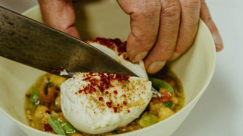 Burrata mit Foul Mudammas ist ein Muss im Restaurant Zahira