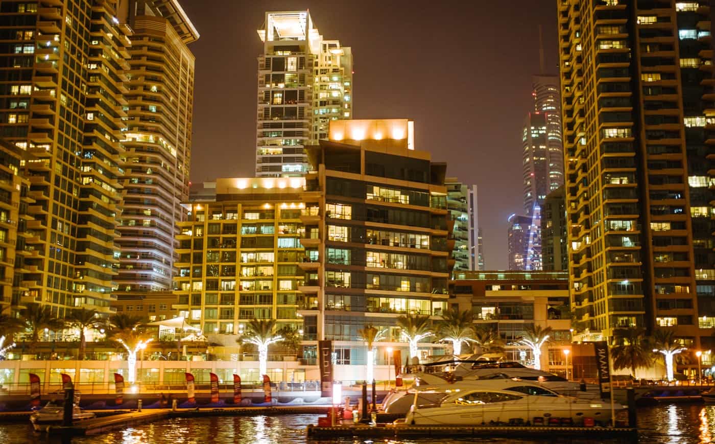 Dubai bei Nacht: Alles leuchtet!