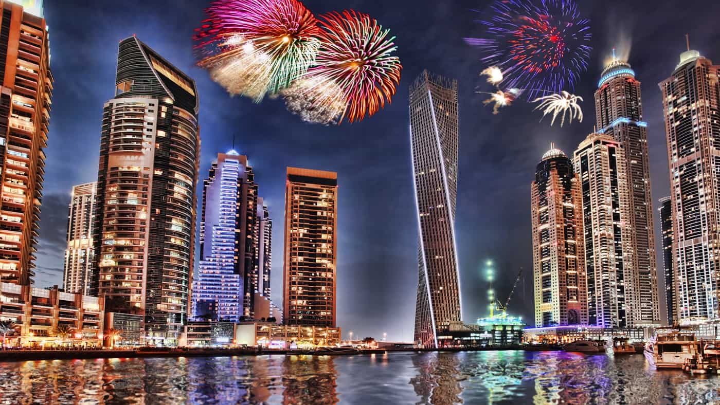 Überall in Dubai funkelt es zu Silvester. Hier das Feuerwerk in der Dubai Marina (Copyright: Samot/shutterstock(
