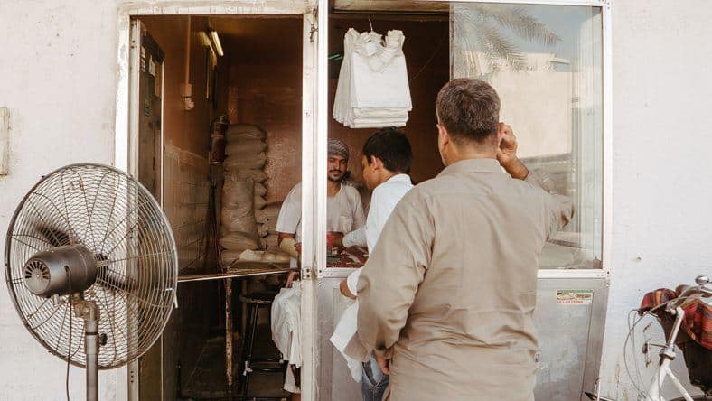 Bu Qtair Fish Restaurant: Bestellungen werden an einem kleinen Fenster entgegen genommen