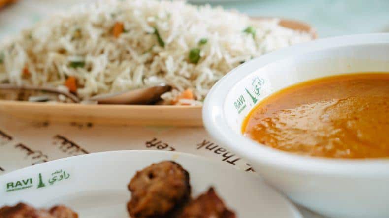 Indisch-pakistanische Küche: Reis, Fleisch und scharfe Soße