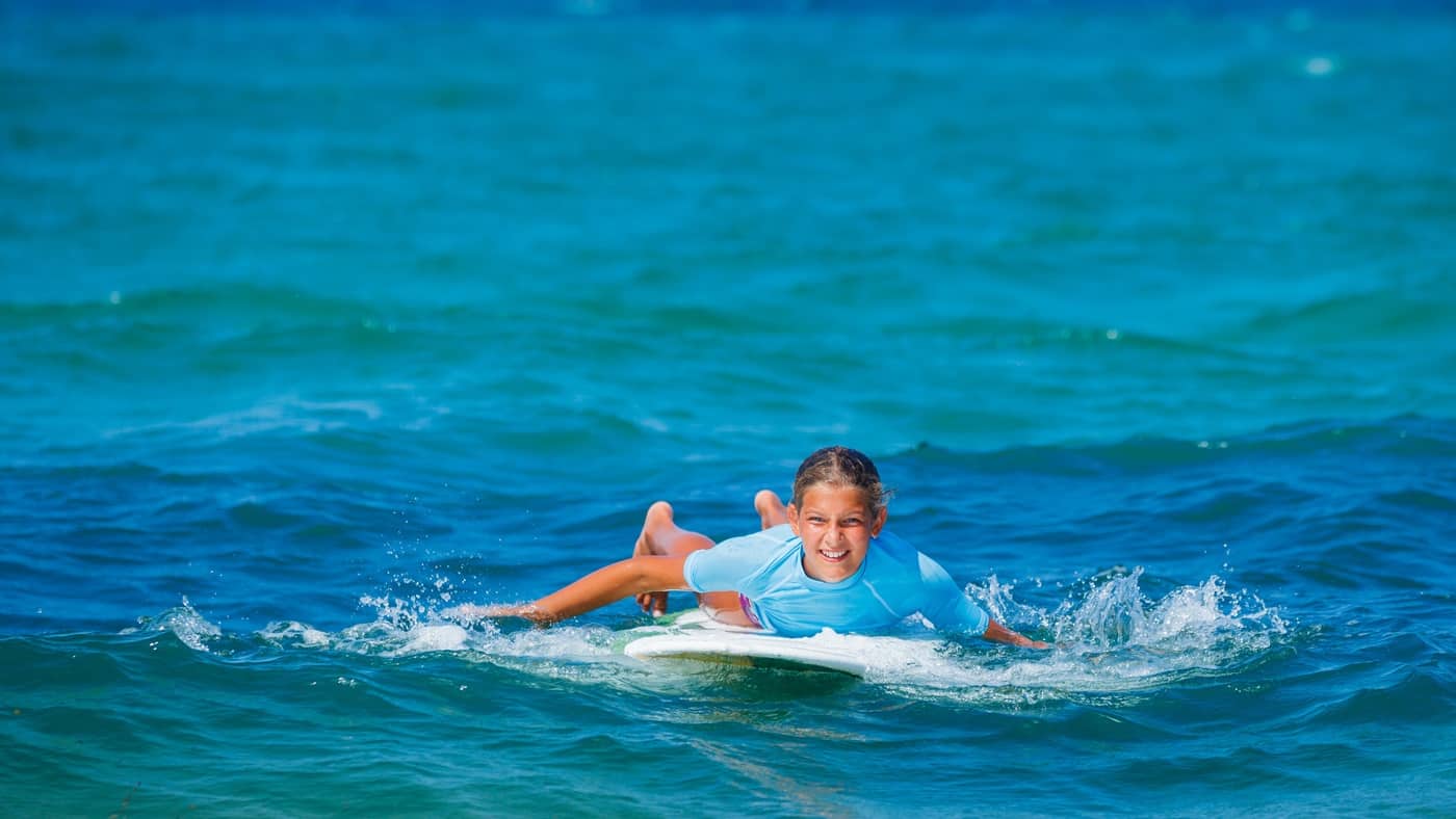 Kids, die sich auf dem Wasser wohlfühlen, können in Portugal an einem Surfkurs teilnehmen