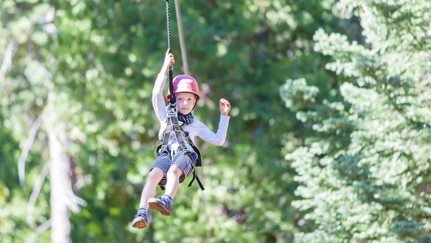 Ziplining ist ein riesen Spaß für Kids