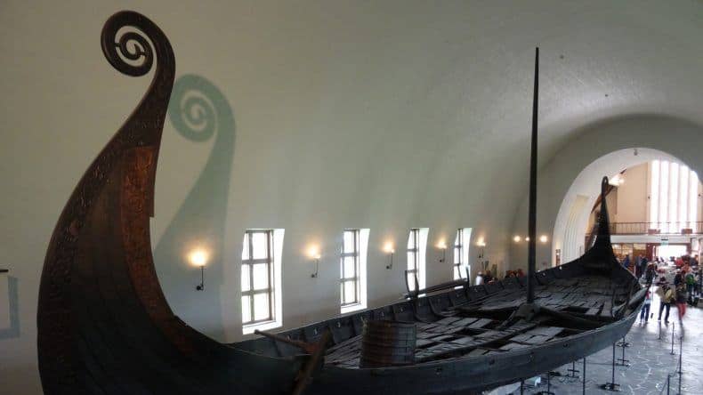Ein riesiges Wikingerschiff erwartet euch im Wikingermuseum