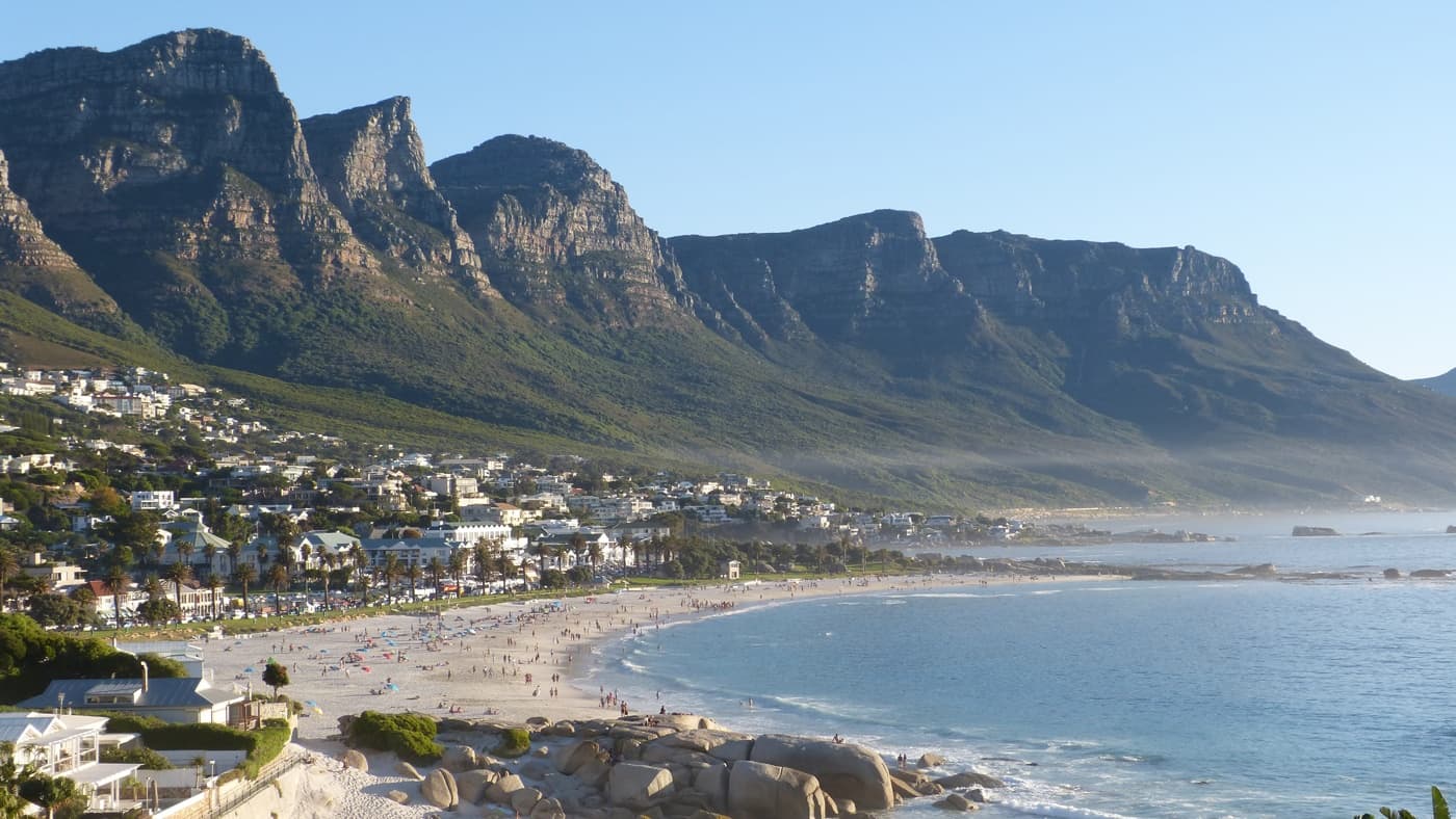 Vielleicht der schönste Stadtstrand der Welt: Camps Bay in Kapstadt