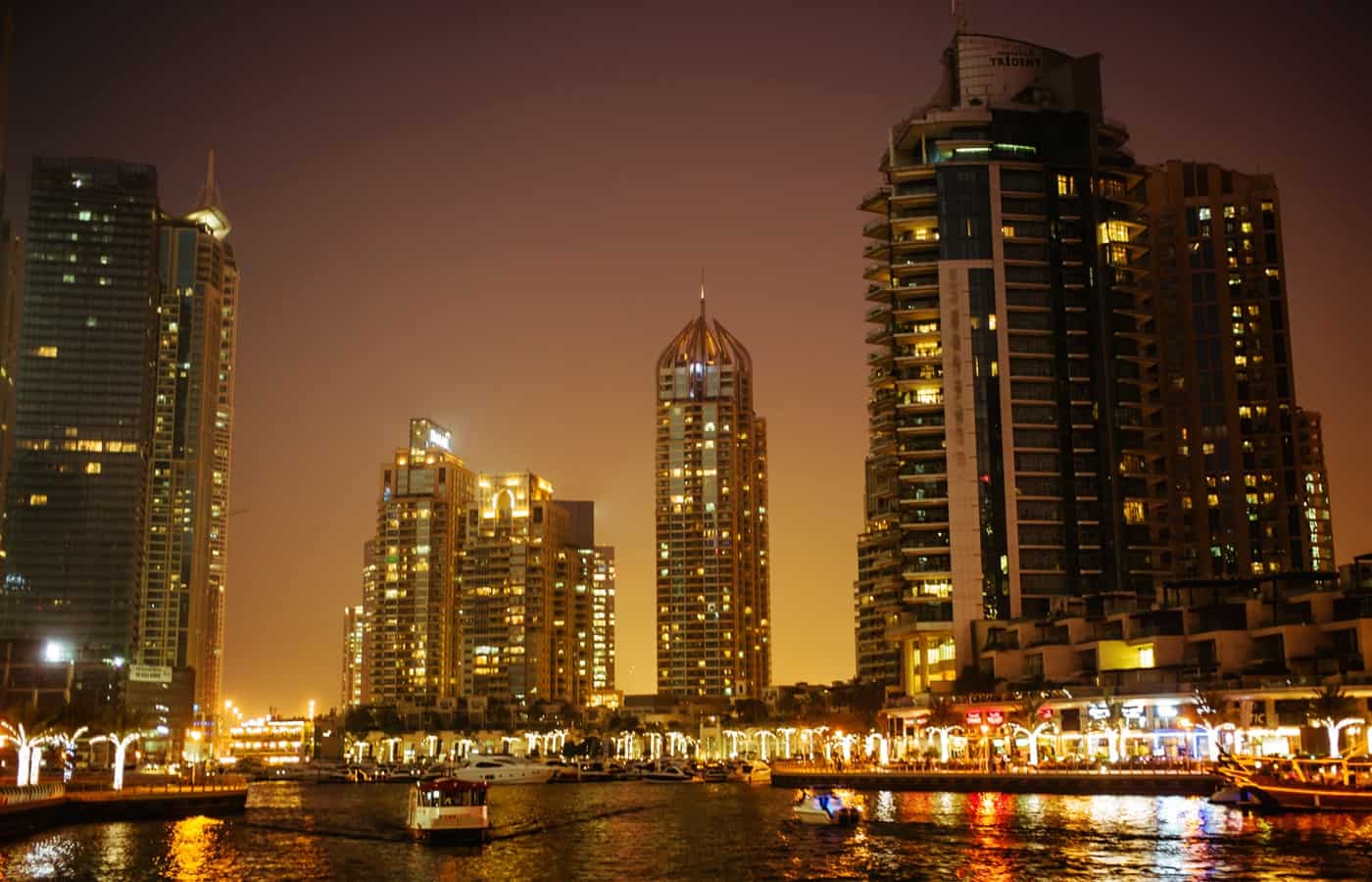 Dubai bei Nacht - überall glitzert und leuchtet es