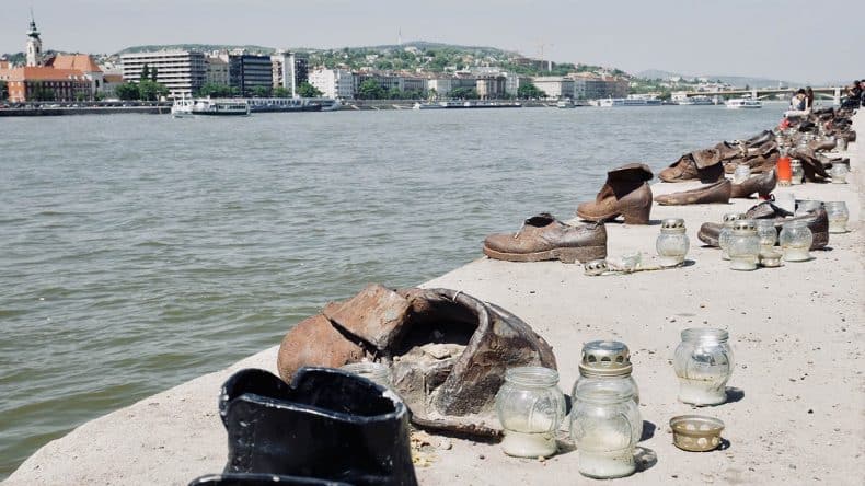 Schuhe am Donauufer.