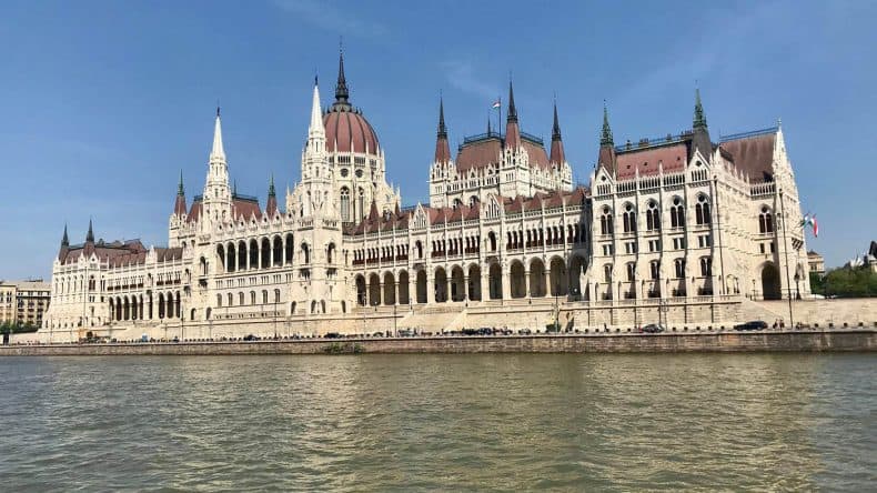 Donau-Schiffahrt am Parlamentsgebäude vorbei.