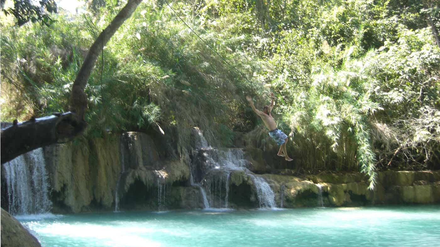 Abkühlung gibt es an den nahegelegenen Kuang Si Wasserfällen
