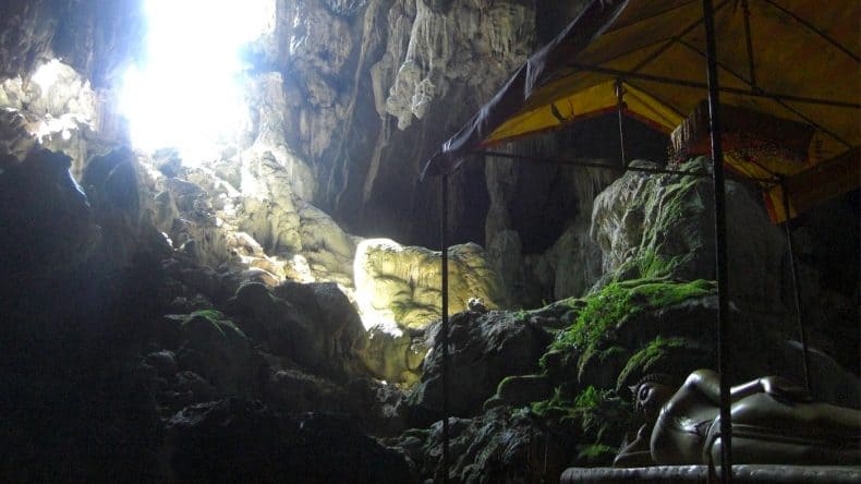 Die gewaltige Tham Poukham Höhle ist von der Blue Lagoon gut zu Fuß zu erreichen