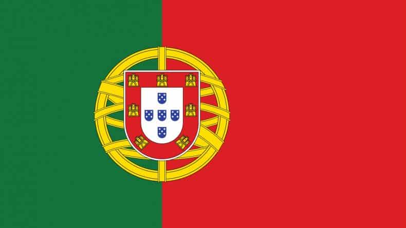 Portugals Flagge: Ebenfalls grün/rot mit einer Armillarsphäre, also ein Navigationsgerät, auf der ein Wappen zu sehen ist.