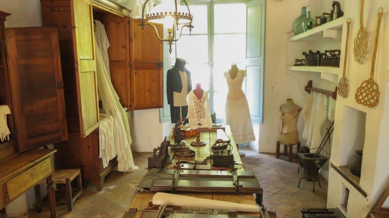 Bügel- und Wäschezimmer, in dem die Bediensteten für die ordentliche Kleidung der Herrschaften sorgten