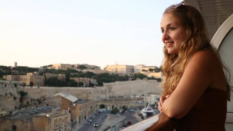 Carina genießt den tollen Ausblick auf Malta von der Mein Schiff 2 aus