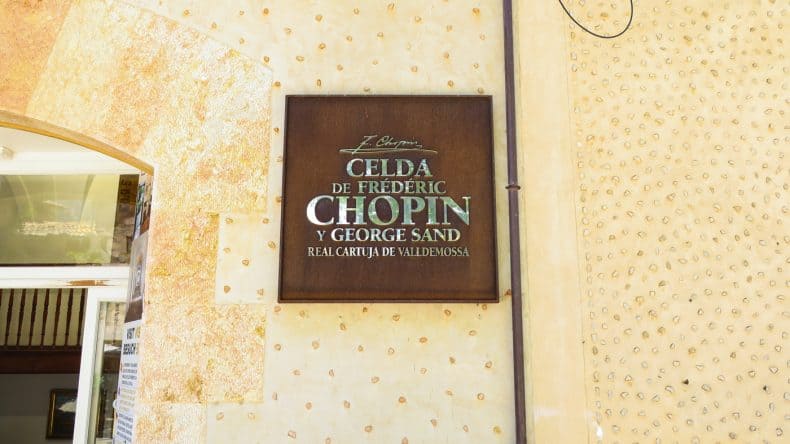 Hinweisschild auf die Königliche Kartause in Valldemossa, in der Chopin einst wohnte