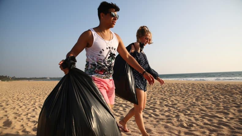 Aber hier wird nicht nur entspannt. Carina und Edu sammeln Müll am Strand ein.