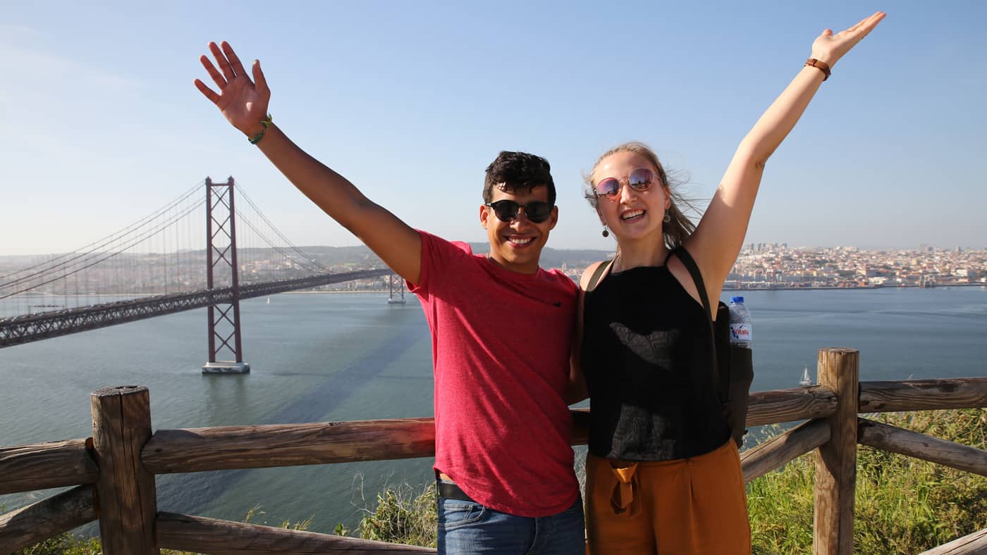 San Francisco stand zwar nicht auf der Travel Liste der beiden, dafür aber Lissabon. Im Hintergrund ist die Ponte 25 de Abril zu sehen.