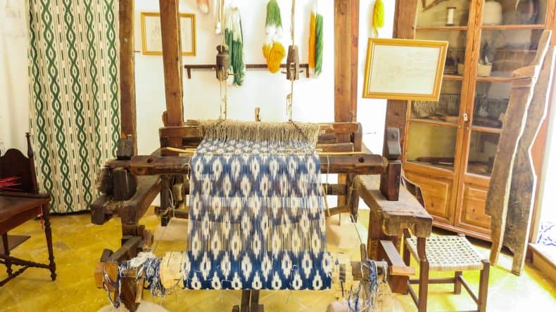 Weberei mit traditionellem Webstuhl bei der Herstellung des typischen mallorquinischen Llengües-Stoffes
