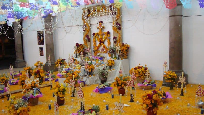 Die Altare und Gräber werden mit Girlanden, Fotos, Blumen, Kerzen und Ofrendas (= Opfergaben) geschmückt.