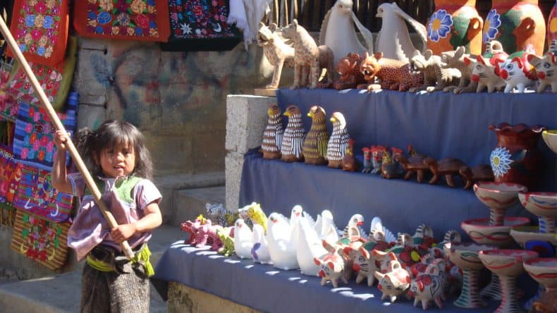Ein kleines Maya-Mädchen verteidigt ihren Marktstand.