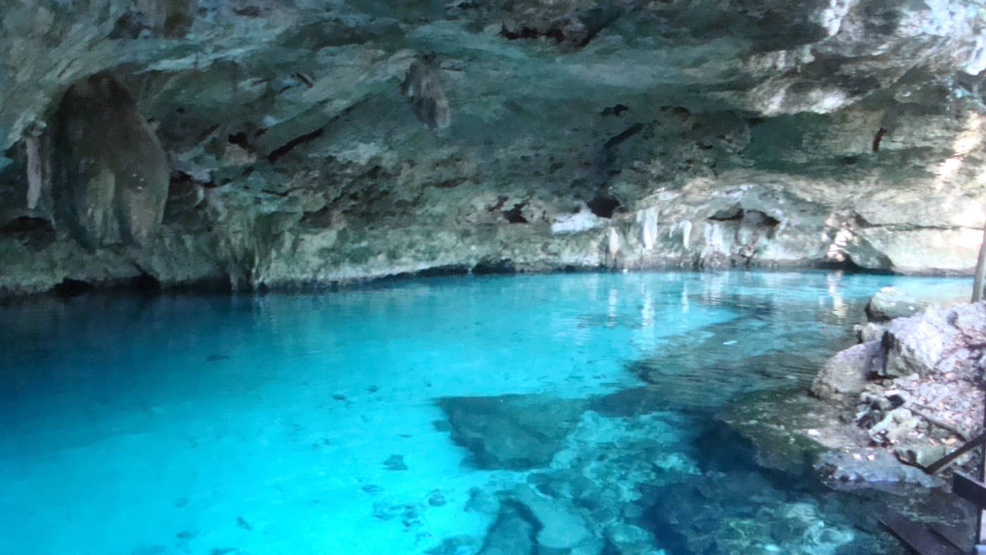 Im glasklaren Wasser findet man hier die ersehnte Abkühlung vom tropischen Klima.