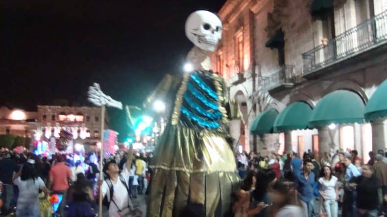 Auch meterhohe Skelettfiguren schieben sich durch die vollen STraßen Morelias.