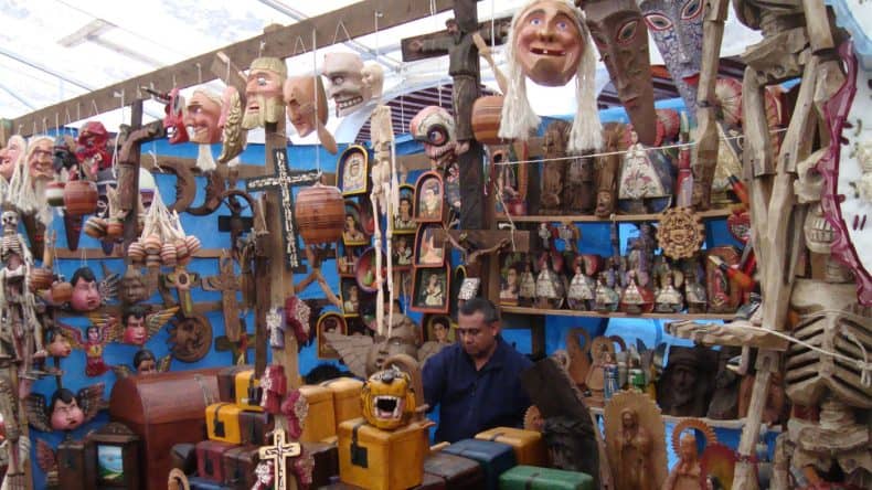 Auch Masken, Instrumente und Holzschnitzereien sind beliebte Souvenirs auf den Märkten Pátzcuaros.