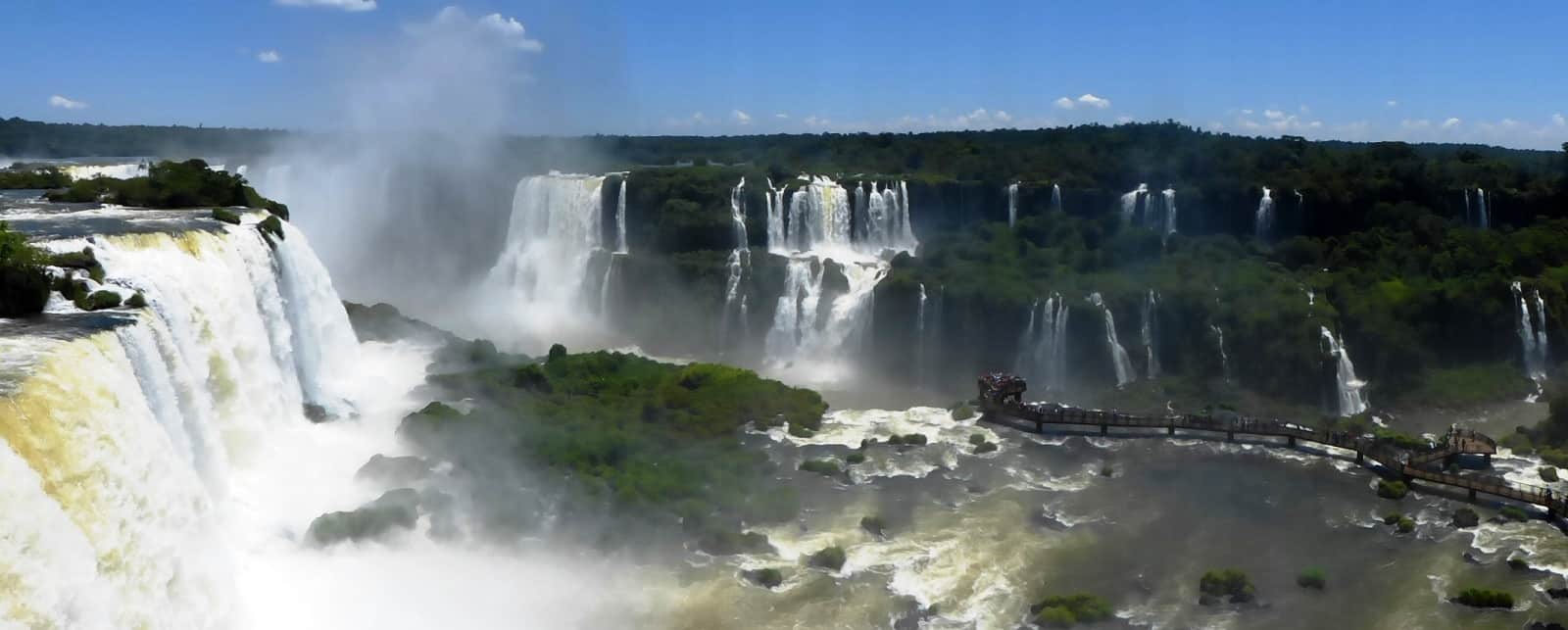 Die Iguazú Falls liegen zwischen Brasilien und Argentinien und sind gigantische Wasserfälle