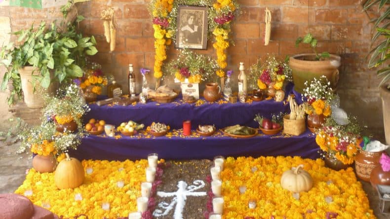 Auf den Altaren stehen neben dem Foto auch jede Menge leckere Ofrendas für die Toten bereit.