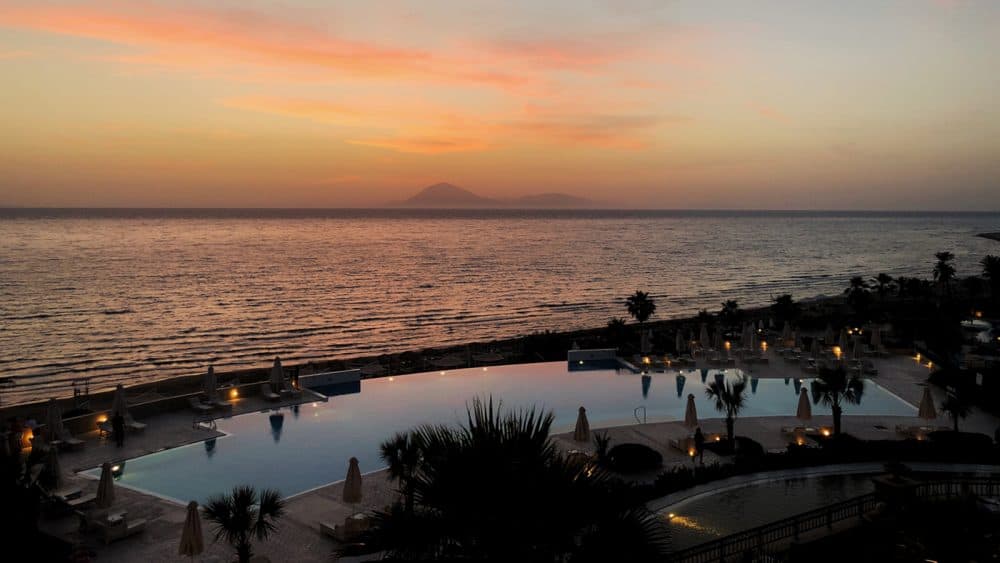 Elegante und glamouröse Looks werden nicht nur zu besonderen Anlässen getragen, sondern auch im Alltag.