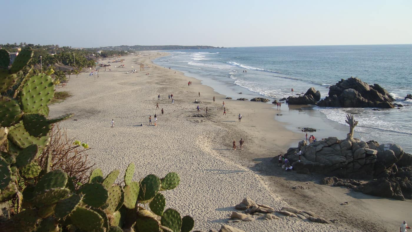 Der Strand in Puerto Escondido ist etwas fürs Auge und für Surfer.