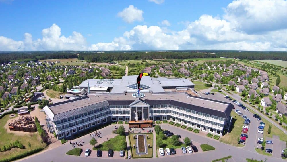 Der große Tukan auf dem Dach des Haupthauses des Van der Valk Resort Linstow