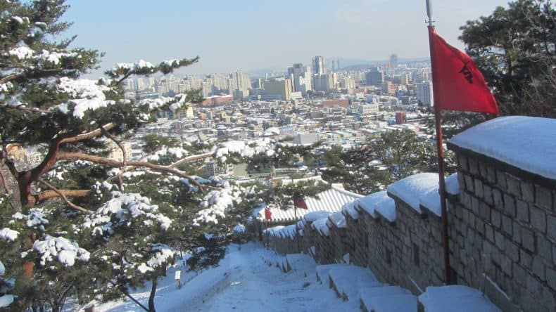 Auch die Stadtmauer von Suwon ist fast komplett erhalten, sodass sich das Zentrum fast umrunden lässt.