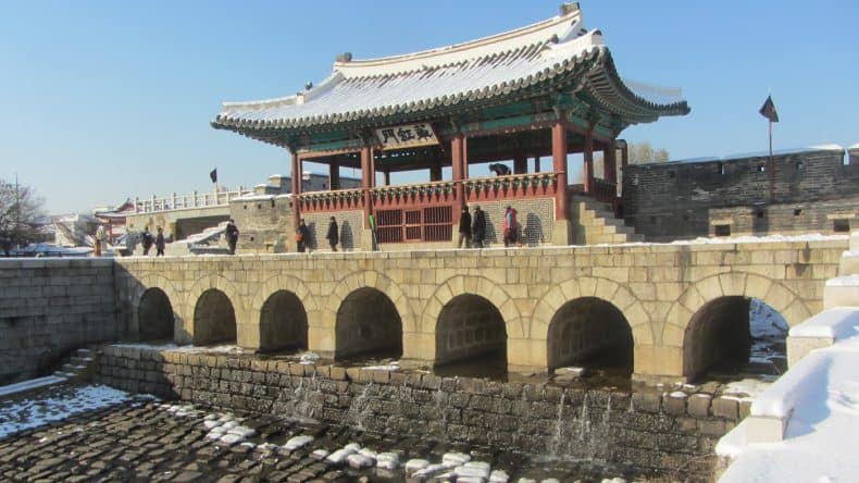 Das Wassertor der Hwaseong Festung ist noch gut erhalten.