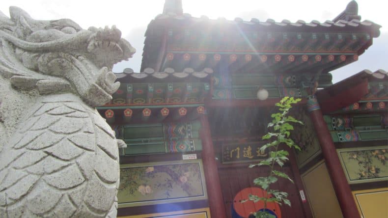 Der Jeungsim Tempel ist wie fast alle anderen Paläste des Landes bunt und reich verziert.